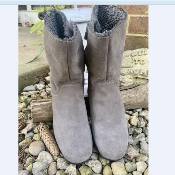 CLARKS Sherpa Lined Winter Fold Over US Women’s Gray Leather Ankle Boots Sz 9.5 - Picture 2 of 7